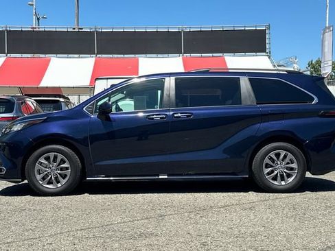 Used 2023 Toyota Sienna XLE FWD image 7