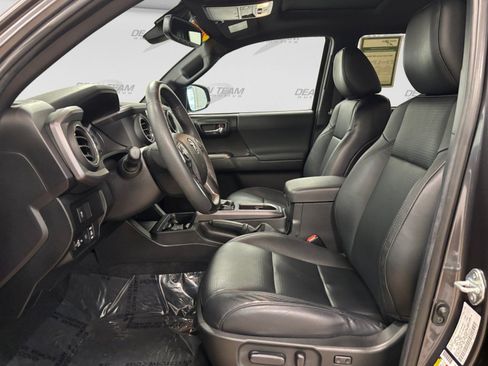 Used 2022 Toyota Tacoma TRD Sport w/ TRD Premium Sport Package AWD/4WD image 11