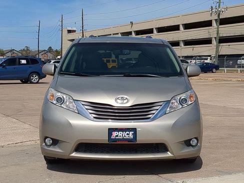 Used 2015 Toyota Sienna XLE Premium image 2