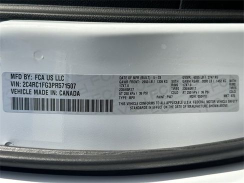 Used 2023 Chrysler Pacifica Touring image 38
