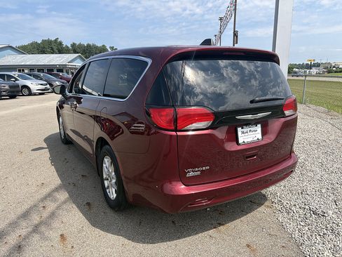 Used 2023 Chrysler Voyager LX FWD image 3