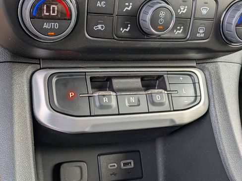 Certified 2023 GMC Acadia SLE w/ Driver Convenience Package AWD/4WD image 15