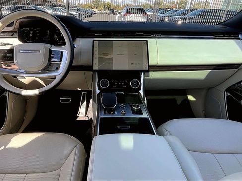 Used 2023 Land Rover Range Rover Long Wheelbase SE image 17