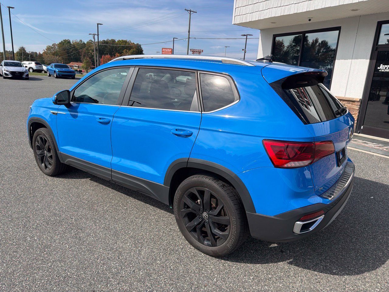 Used 2023 Volkswagen Taos SE w/ Panoramic Sunroof Package AWD/4WD image 7