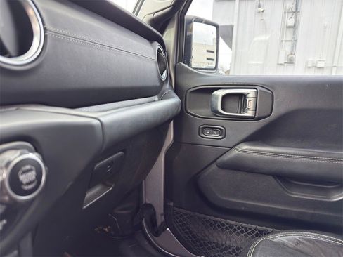 Used 2018 Jeep Wrangler Unlimited Sahara image 25