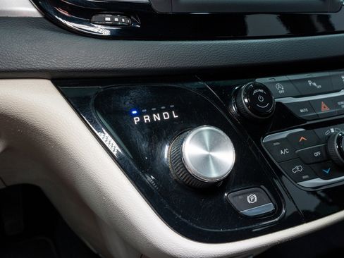 Used 2020 Chrysler Pacifica Touring-L image 20