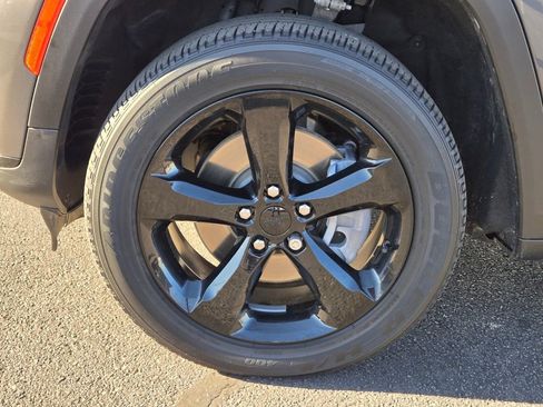 Used 2023 Jeep Grand Cherokee L Laredo image 8