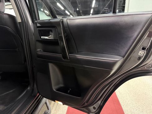 Used 2018 Toyota 4Runner TRD Off-Road Premium AWD/4WD image 32