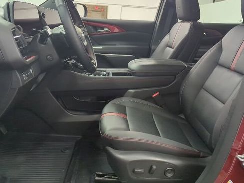 Used 2025 Chevrolet Traverse RS AWD/4WD image 9