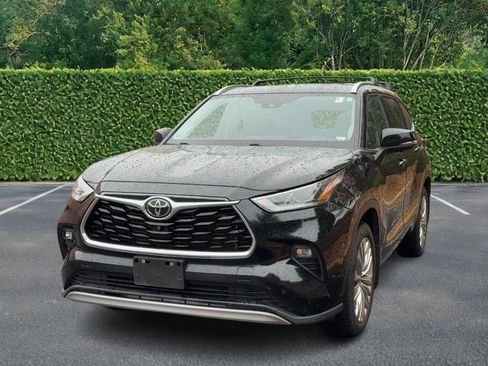 Used 2023 Toyota Highlander AWD image 6