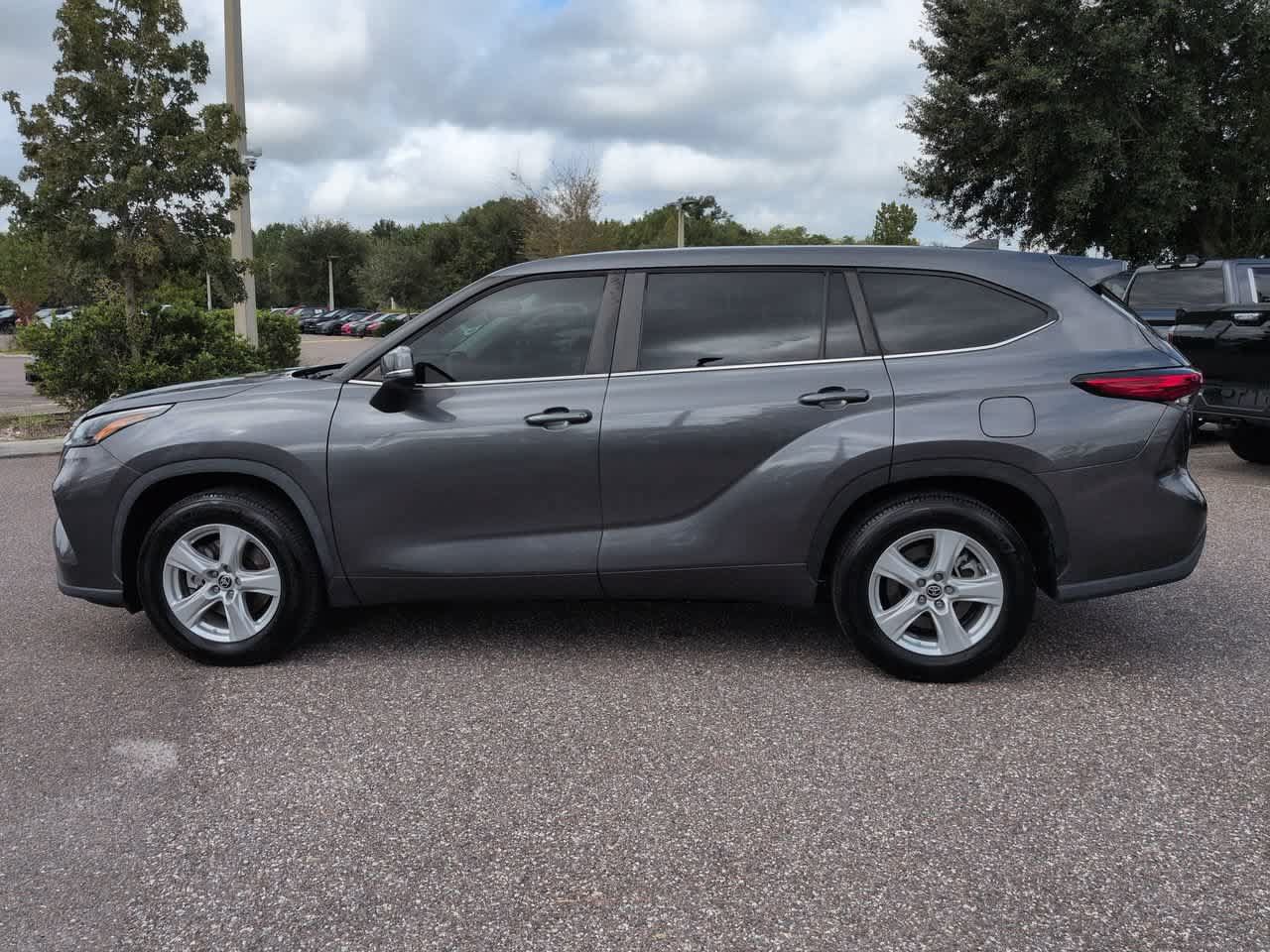 Used 2023 Toyota Highlander LE FWD image 3
