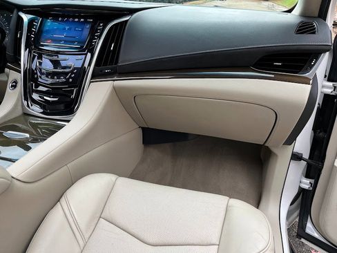 Used 2020 Cadillac Escalade ESV Premium Luxury image 38