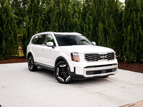 Used 2025 Kia Telluride S FWD image 2