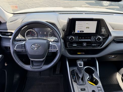 Certified 2025 Toyota Highlander XLE AWD/4WD image 9