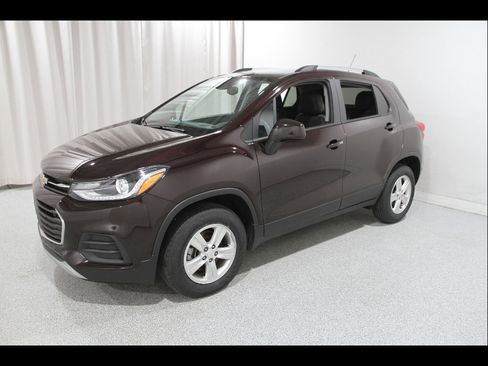 Certified 2022 Chevrolet Trax LT w/ LT Convenience Package AWD/4WD image 3