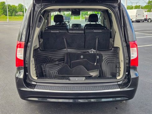 Used 2014 Chrysler Town & Country Touring FWD image 11
