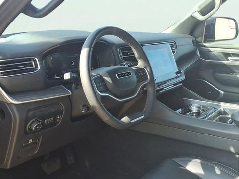 Used 2024 Jeep Wagoneer Series II w/ Flexible Seating Group AWD/4WD image 8