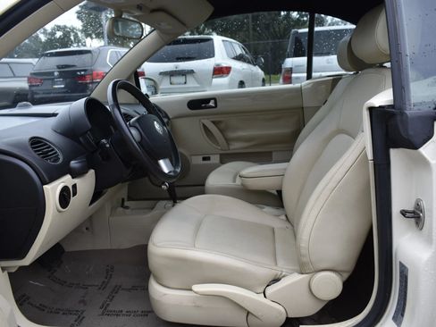Used 2010 Volkswagen Beetle Convertible FWD image 5