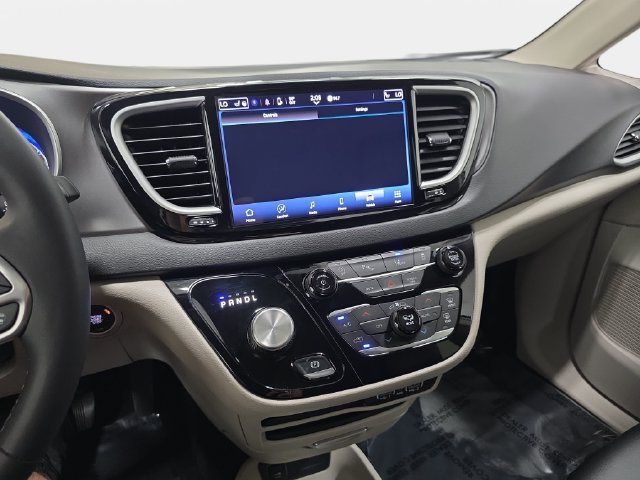 Used 2024 Chrysler Pacifica Touring-L FWD image 20