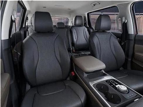 New 2026 Kia Carnival EX image 69