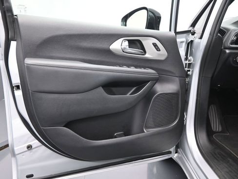 Used 2023 Chrysler Pacifica Limited w/ S Appearance Package image 12