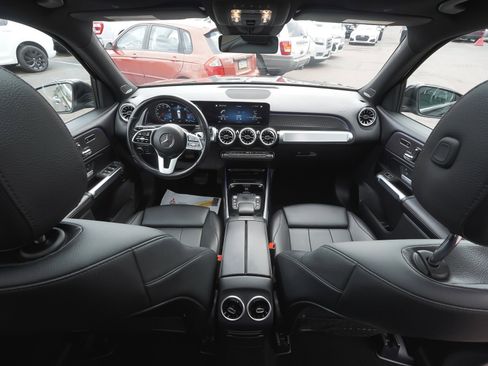 Used 2023 Mercedes-Benz GLB 250 4MATIC w/ Premium Package image 40