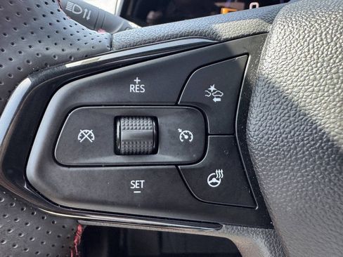 Used 2025 Chevrolet Trax RS w/ Sunroof Package FWD image 17