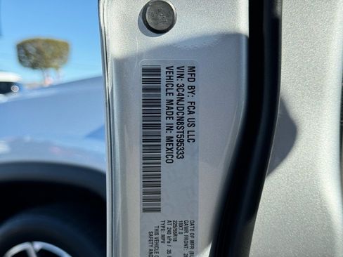 Used 2025 Jeep Compass Limited image 33