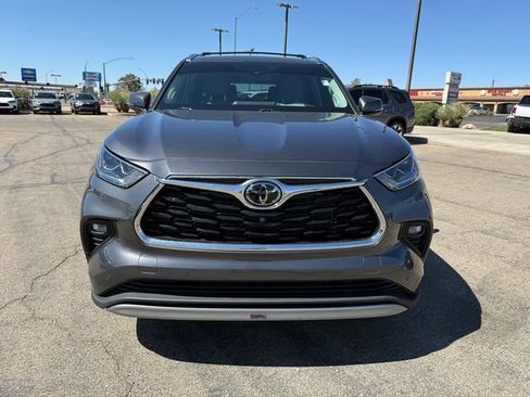 Used 2021 Toyota Highlander Platinum FWD image 2