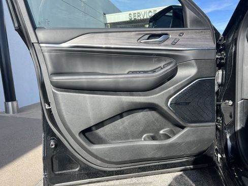 Used 2022 Jeep Grand Cherokee Overland w/ Luxury Tech Group IV image 10