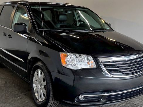 Used 2015 Chrysler Town & Country Touring image 2