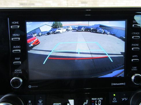 Used 2022 Toyota Highlander L FWD image 17