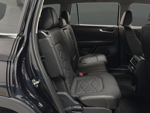 Used 2025 Volkswagen Atlas SE image 24