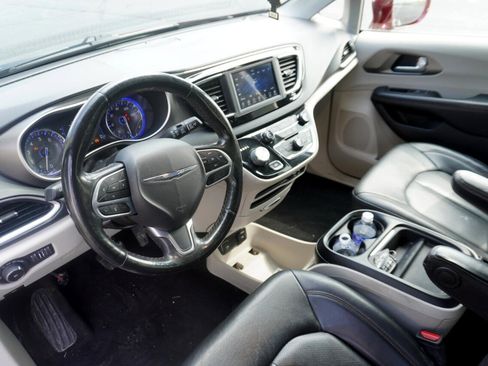 Used 2020 Chrysler Pacifica Touring-L image 12