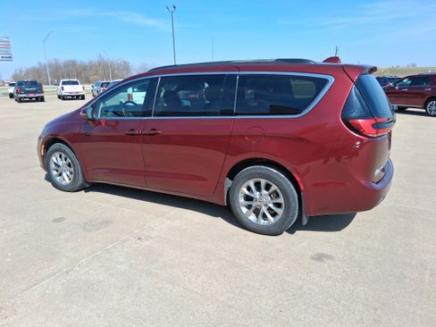 Used 2022 Chrysler Pacifica Touring-L image 4