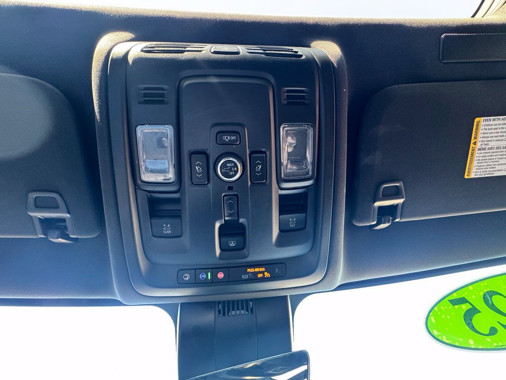 Used 2025 Chevrolet Suburban High Country AWD/4WD image 32