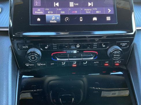 Used 2023 Jeep Grand Cherokee L Laredo image 16