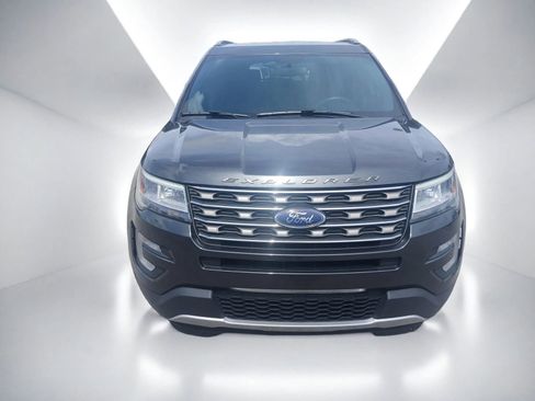 Used 2017 Ford Explorer XLT FWD image 3