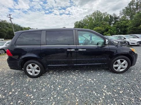 Used 2010 Volkswagen Routan SEL Premium FWD image 4