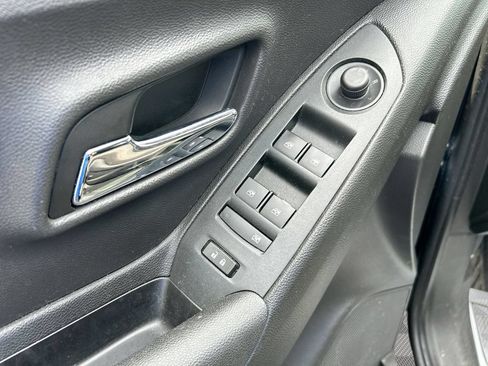 Used 2018 Chevrolet Trax LS AWD/4WD image 23