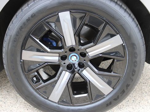 Used 2025 BMW iX xDrive50 w/ Premium Package AWD/4WD image 12