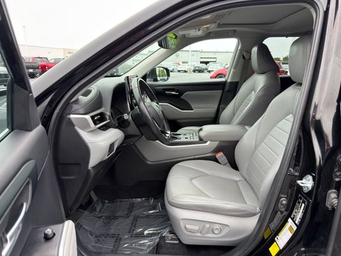 Used 2021 Toyota Highlander XLE AWD/4WD image 10