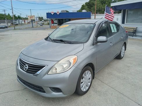 Used 2014 Nissan Versa SV FWD image 1