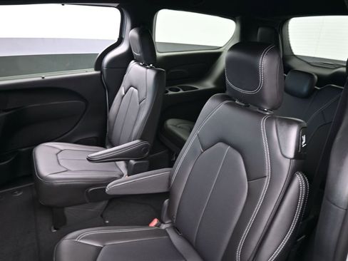 Used 2025 Chrysler Pacifica Select FWD image 30