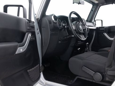 Used 2012 Jeep Wrangler Unlimited Rubicon w/ Connectivity Group AWD/4WD image 28