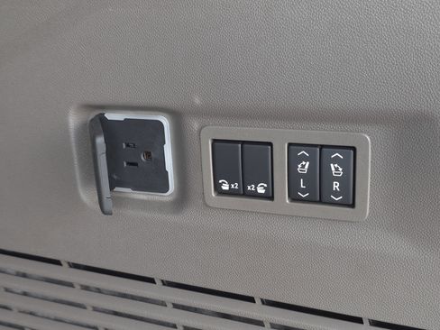 Used 2024 GMC Yukon XL Denali w/ Advanced Technology Package image 39