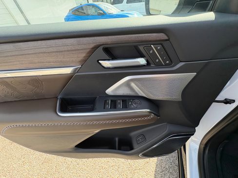 New 2026 GMC Acadia Denali Ultimate w/ LPO, Floor Liner Package AWD/4WD image 30