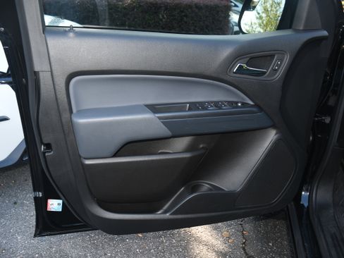 Used 2022 Chevrolet Colorado Z71 w/ Z71 Midnight Edition image 9