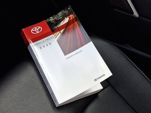 Used 2025 Toyota Corolla Cross XLE FWD image 25