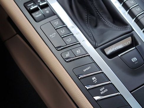 Certified 2021 Porsche Macan image 32